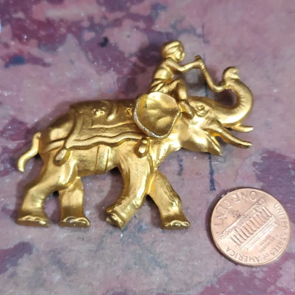 Large vintage elephant brooch DY876